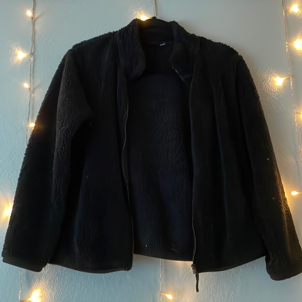 Fuzzy Uniqlo jacket in a navy color,size small
